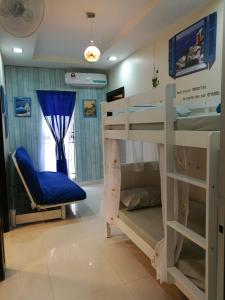 מיטה או מיטות קומותיים בחדר ב-Angel's Penang Homestay