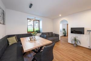 a living room with a table and a couch at Wohnung Morgenduft Schnalserhof in Laces