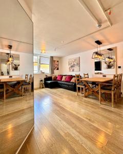 a living room with a couch and a table at Group-Friendly Flat - 3 Beds, a Sofa Bed & Parking in Andover