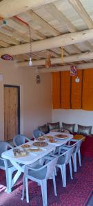 a room with a table with plates of food on it at Diafat ISSIRIDEN in Tazrouft