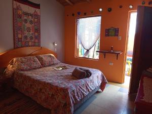 a bedroom with a bed and a window at Ecoalbergue Retablos Perú Habitación YING YANG in Lunahuaná
