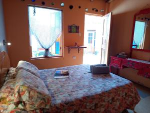 a bedroom with a bed and a window at Ecoalbergue Retablos Perú Habitación YING YANG in Lunahuaná