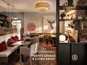 a restaurant with tables and chairs in a room at The Townhouse Ruhpolding - Individual Design & Casual Concept - Chiemgau Karte in Ruhpolding