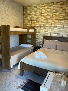 a room with two bunk beds with towels on them at Aconchego do céu in Conceição da Ibitipoca