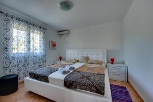 a bedroom with a large bed and a window at Ferienhaus Sun & Sea in Utjeha