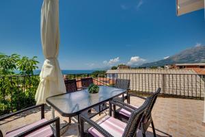 a table and chairs on a balcony with the ocean at Ferienhaus Sun & Sea in Utjeha