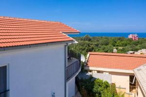 a view of the ocean from a building at Ferienhaus Sun & Sea in Utjeha
