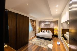 a hotel room with a bed and a table at AlAshrafia Smart Residence in Cairo