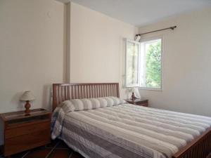 1 dormitorio con cama y ventana en Calafate 4, en L'Ametlla de Mar
