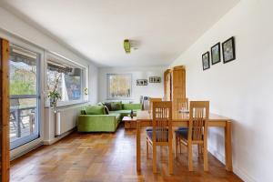 a living room with a table and a green couch at Ferienwohnung glüxnest in Bernstadt