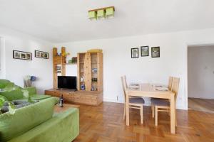 a living room with a table and a couch at Ferienwohnung glüxnest in Bernstadt