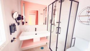 a bathroom with a sink and a shower at On Pink Motel in Matalascañas +13 photos