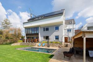 a house with a swimming pool in the yard at Ferienwohnung glüxnest in Bernstadt