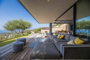 a living room with a couch and a view of the ocean at Casa Lilia in Olmeto