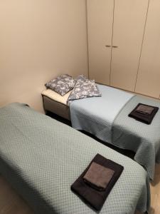 a room with two twin beds with towels on them at Varakoti Helmi in Loimaa