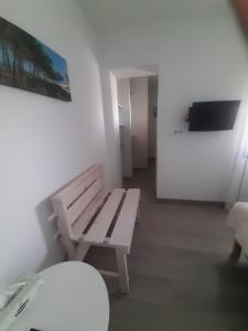 a room with a wooden bench in a room at Chambre d'hôtes les Iris à Mios sur le Bassin d'Arcachon in Mios