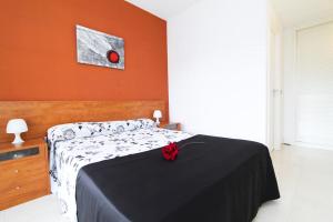 Postel nebo postele na pokoji v ubytování Tramuntana Planet Costa Dorada + 27 fotografií