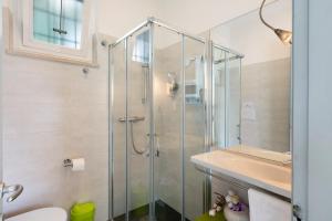 a bathroom with a glass shower and a sink at Residence La Mignon Terrazza in Torri del Benaco