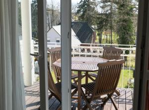 um alpendre com uma mesa e cadeiras numa varanda em Villa Rügen em Ostseebad Sellin