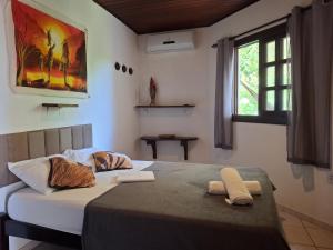 a bedroom with a bed and a window at Pousada Toa Toa Em Pipa in Pipa