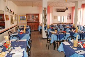 ein Esszimmer mit blauen Tischen und Stühlen in der Unterkunft Hotel Acquazzurra in Rimini