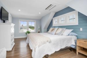 a bedroom with blue walls and a large bed at Happy As A Clam in Chatham