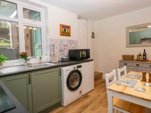 a kitchen with a washing machine and a sink at Dakota in Holmrook