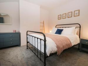 a bedroom with a bed and two dressers and a mirror at Dakota in Holmrook