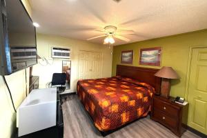 a hotel room with a bed and a ceiling fan at Riviera Motel Elba Near Enterprise US 84 in Elba