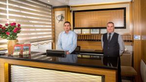 Členové personálu v ubytování My Rose Hotel