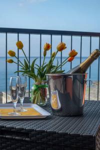 ein Tisch mit einer Flasche Wein und zwei Gläsern in der Unterkunft Real Park Hotel in Cavi di Lavagna