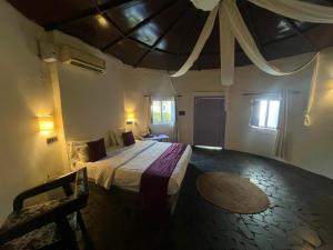 a bedroom with a large bed in a room at Tanas in Khawāsa