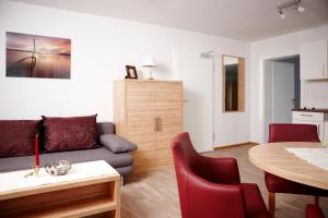 a living room with a couch and a table at Schlicks Dümmer Kojen in Lembruch