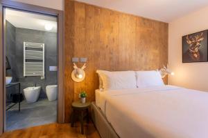 a bedroom with a bed and a bathroom with a tub at Le Mallet, Courmayeur, Alpine Homesuite in Courmayeur