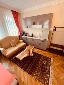 a living room with a couch and a kitchen at Cherrykonak cappadocia in Uçhisar