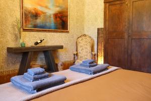 ein Bett mit blauen Handtüchern darauf in der Unterkunft Sonic Alchemy Studio BnB in Castel Focognano