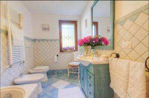 a bathroom with a sink and a toilet and a mirror at Villa Privata con Giardino e Piscina in Trivio +35 photos