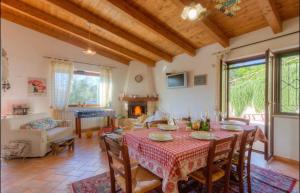 a dining room with a table and chairs and a living room at Villa Privata con Giardino e Piscina in Trivio