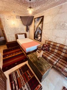 a bedroom with a bed and a couch at Cherrykonak cappadocia in Uçhisar