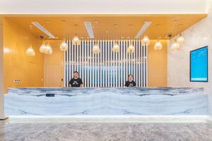 two people standing in front of a large tub at Atour Hotel (Suzhou Xiangcheng) in Suzhou