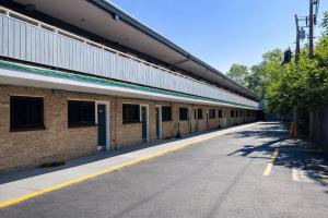 an empty street in front of a brick building at Motel Edgebrook Chicago North Shore By Oyo in Chicago
