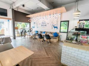 a restaurant with a table and chairs in a room at Shade House - Bitec Bangna in Bangkok +74 photos