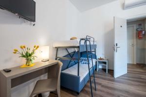 ein kleines Zimmer mit einem Etagenbett und einem Schreibtisch in der Unterkunft Real Park Hotel in Cavi di Lavagna