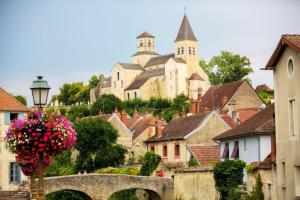 a view of a town with a castle at Chez Mimi in Châtillon-sur-Seine
