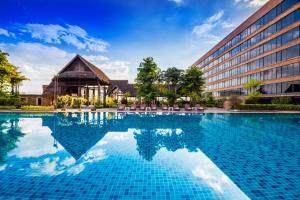 בריכת השחייה שנמצאת ב-Lotus Pang Suan Kaew Hotel או באזור