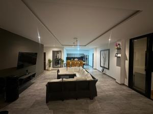 a large living room with a couch and a tv at Finca La Casa de Pablo in Doradal