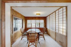 a dining room with a table and chairs at La Casa De La Playa in Gloucester