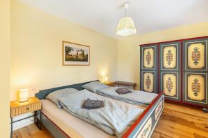 a bedroom with two beds and two lamps on the bed at Ferienwohnung am Bertenberg -Keßler in Diemelsee