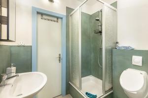 a bathroom with a shower and a sink and a toilet at Ferienwohnung am Bertenberg -Keßler in Diemelsee +16 photos