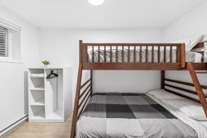 a small bedroom with a bunk bed and a closet at Hameau 33-104 in Stoneham